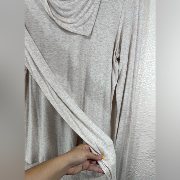 Cabi #3226 Long Sleeve Cowl Neck Lightweight Top in Oatmeal Women’s Medium - Picture 4 of 13